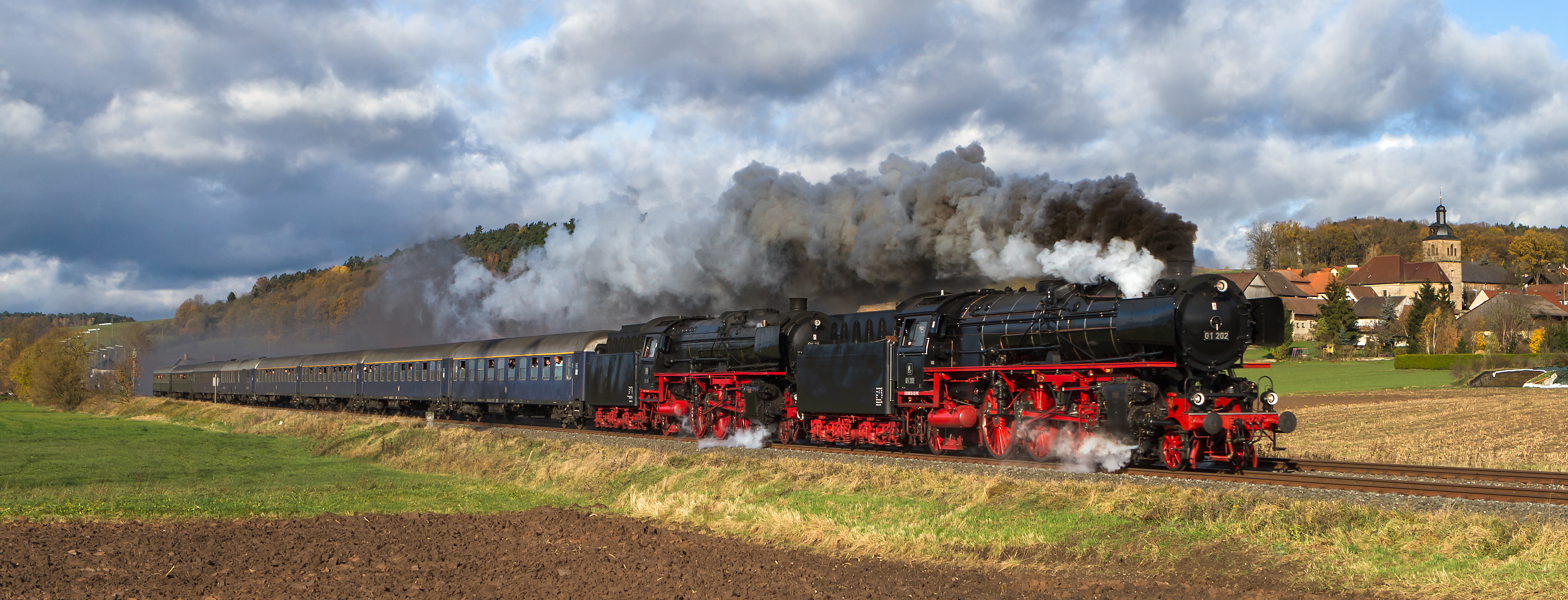 01 202 und 01 150 auf dem Weg nach Neuenmarkt-Wirsberg bei Mainroth (c) Christian Spiller - IGE Erlebnisreisen 01 202 und 01 150 auf dem Weg nach Neuenmarkt-Wirsberg bei Mainroth (c) Christian Spiller - IGE Erlebnisreisen
